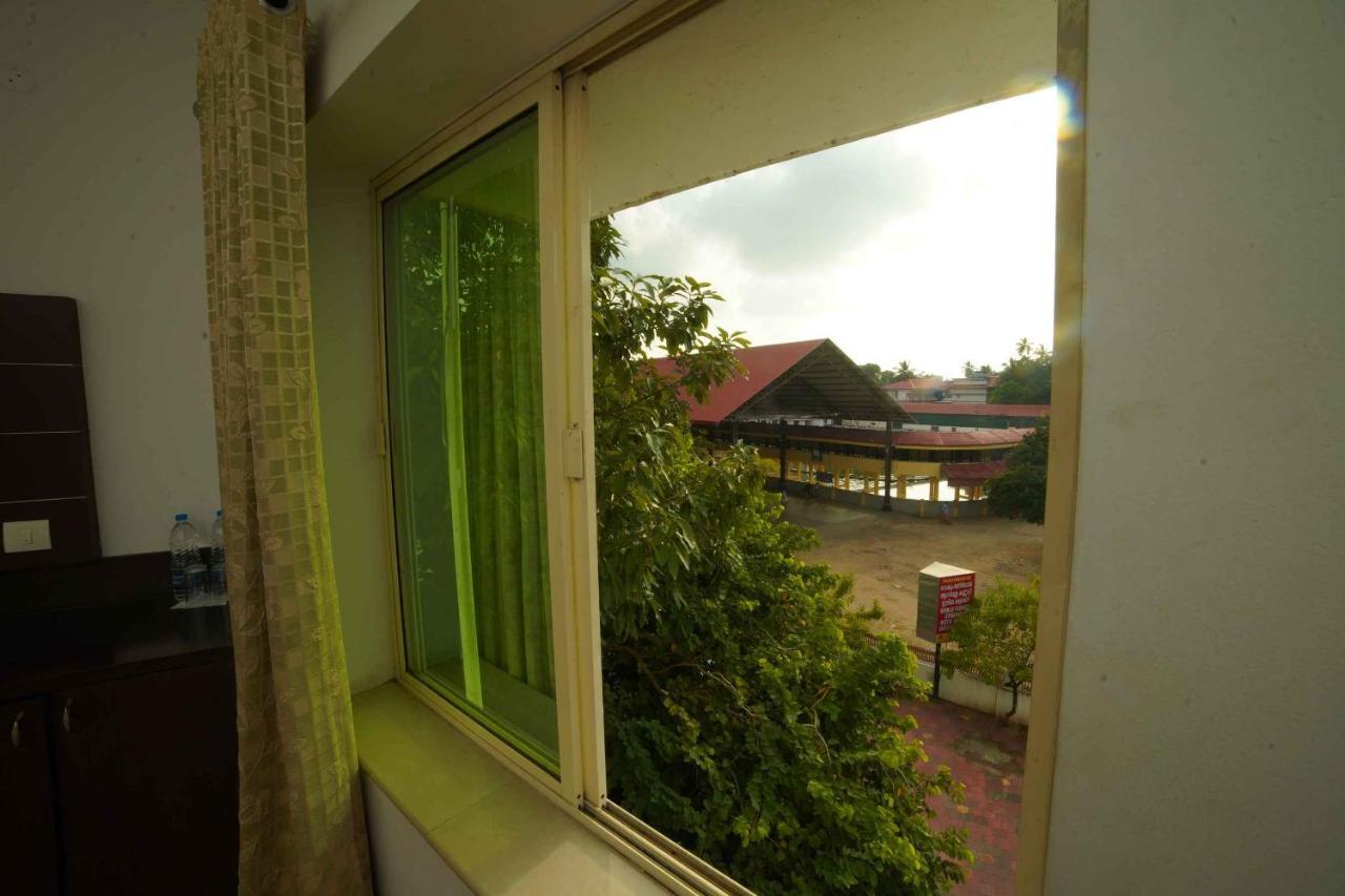 The Vyshakh Hotel Guruvayur Exterior photo
